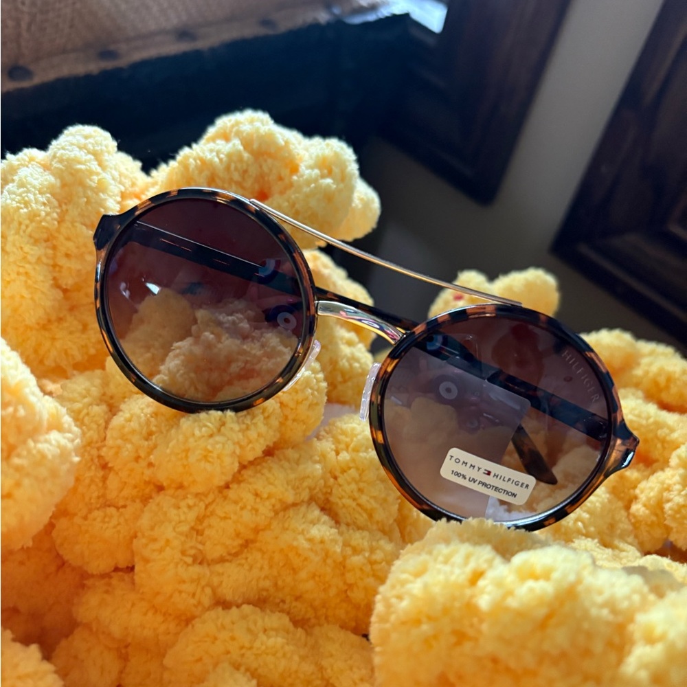 Tommy Hilfiger Round Tortoise Sunglasses – New with Tags 100% UV protection.
